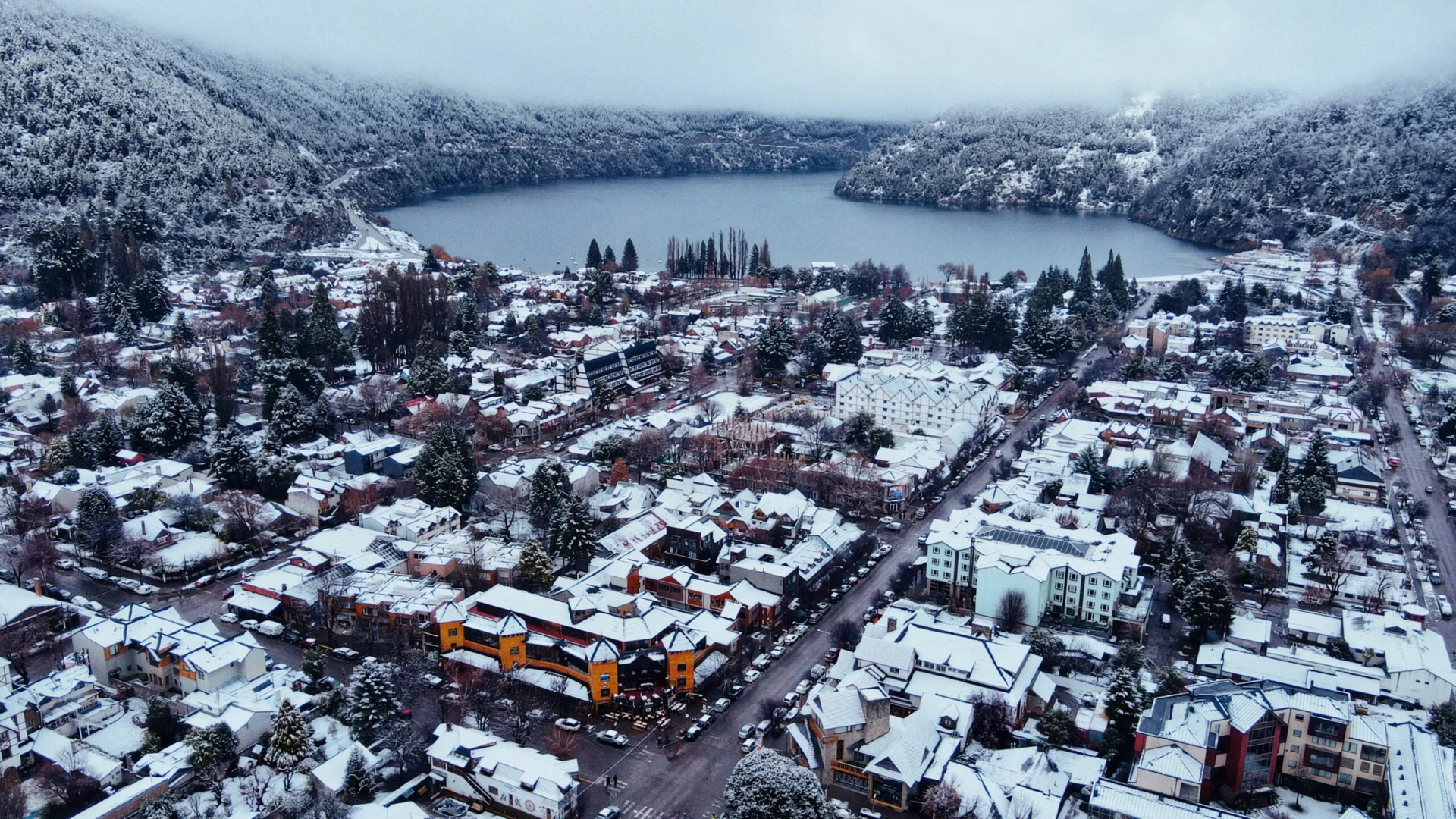 El pueblo y el lago nevados