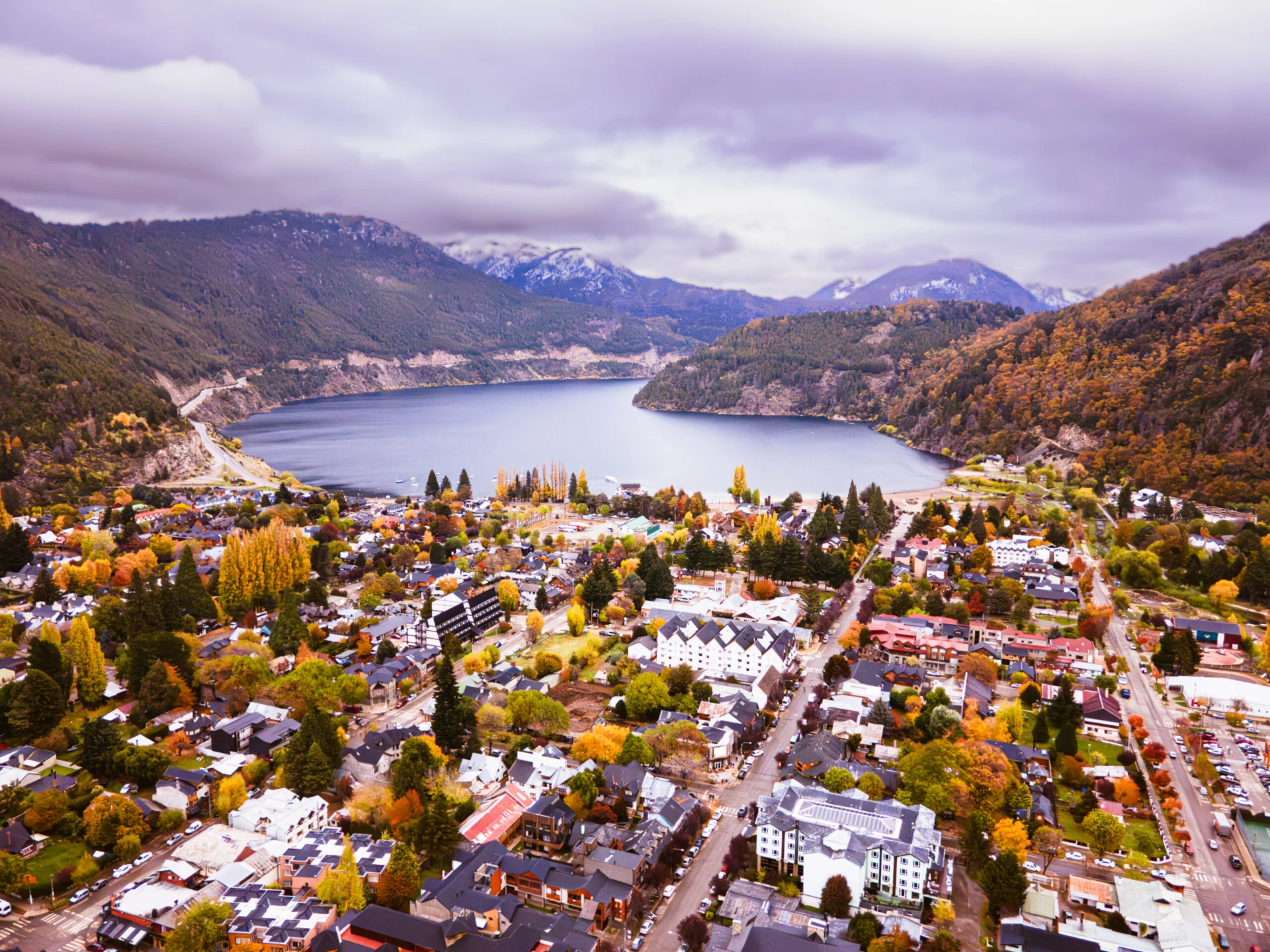 El pueblo en otoño desde el aire