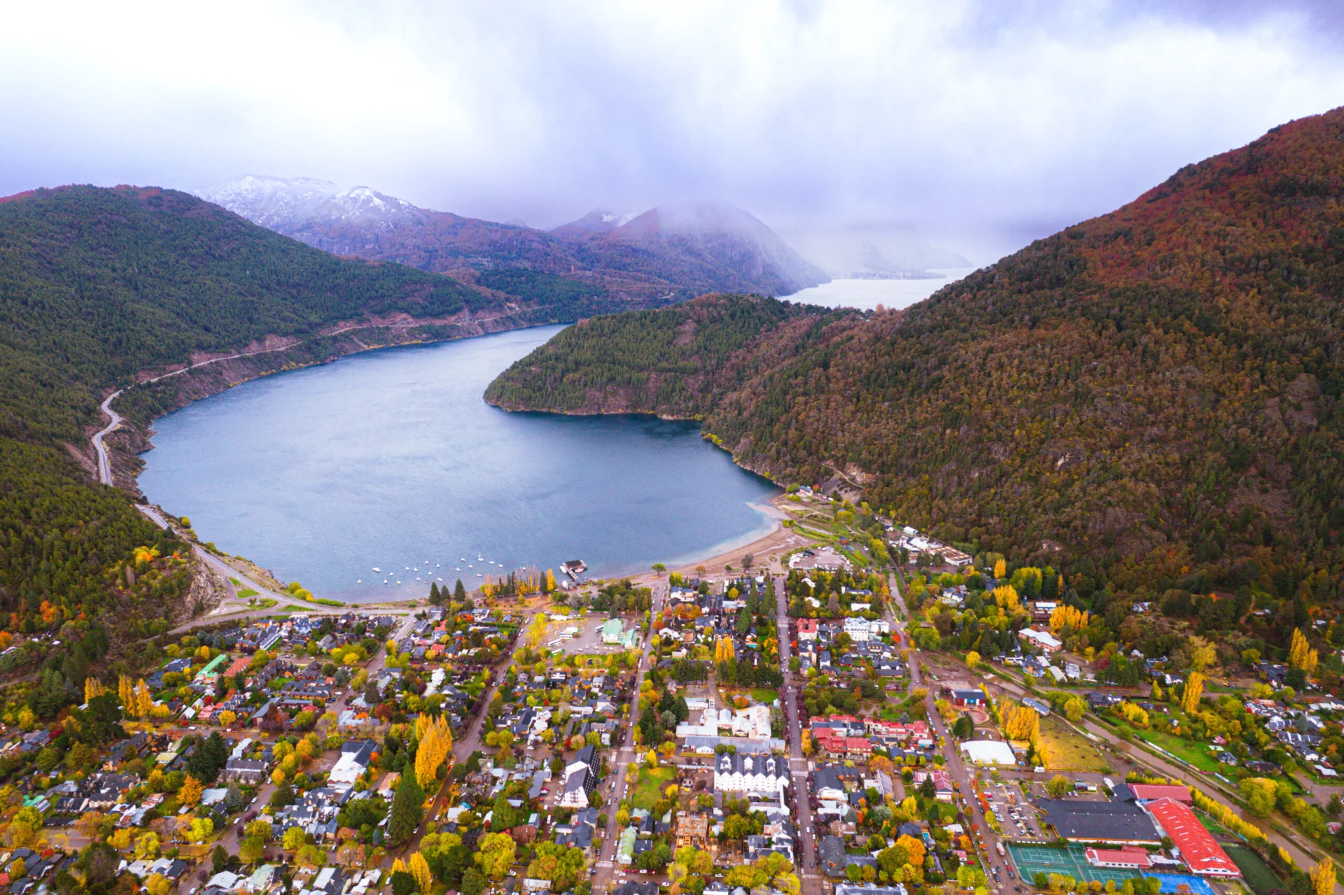 El lago y el pueblo en otoño