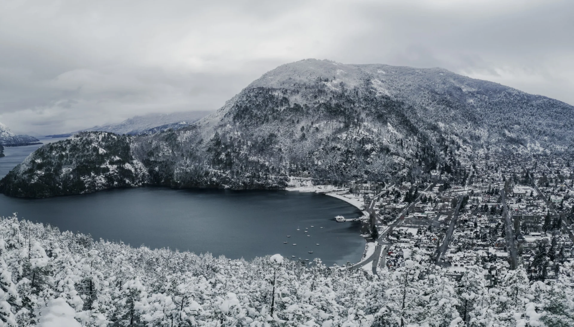 Lago y cerro nevados