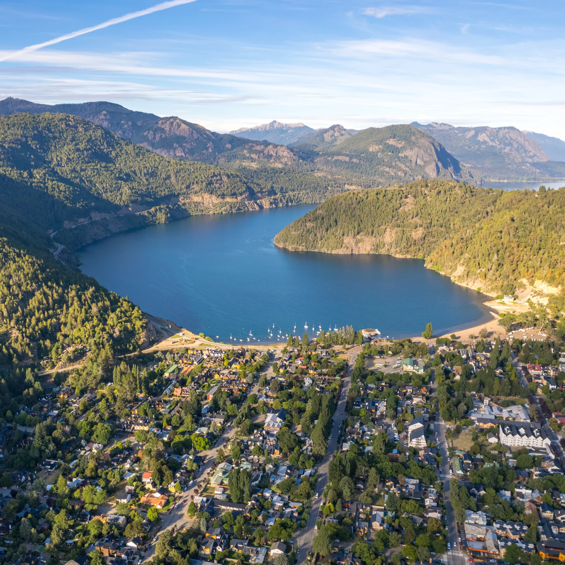 El lago y el pueblo desde el aire