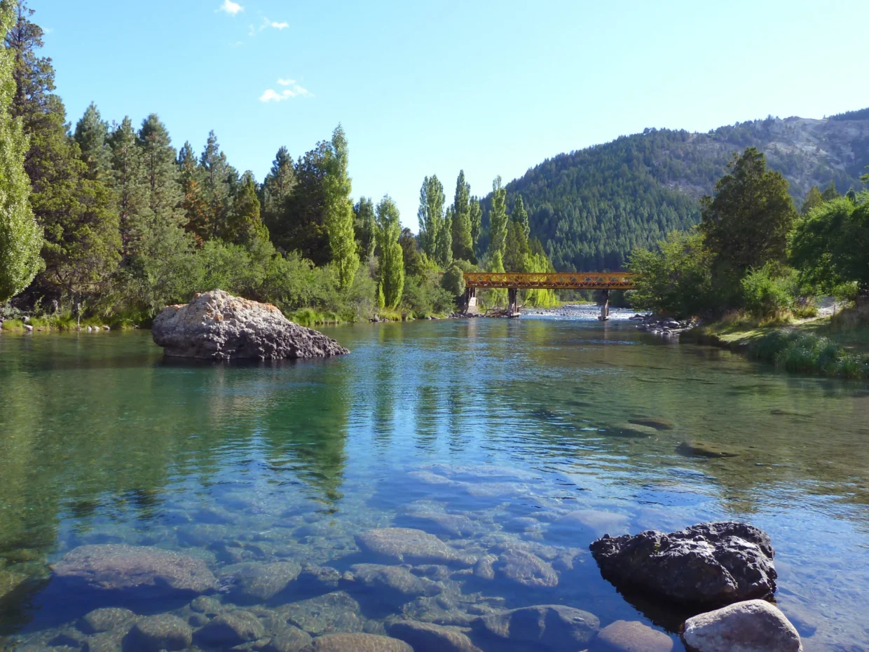 Puente sobre el río Meliquina