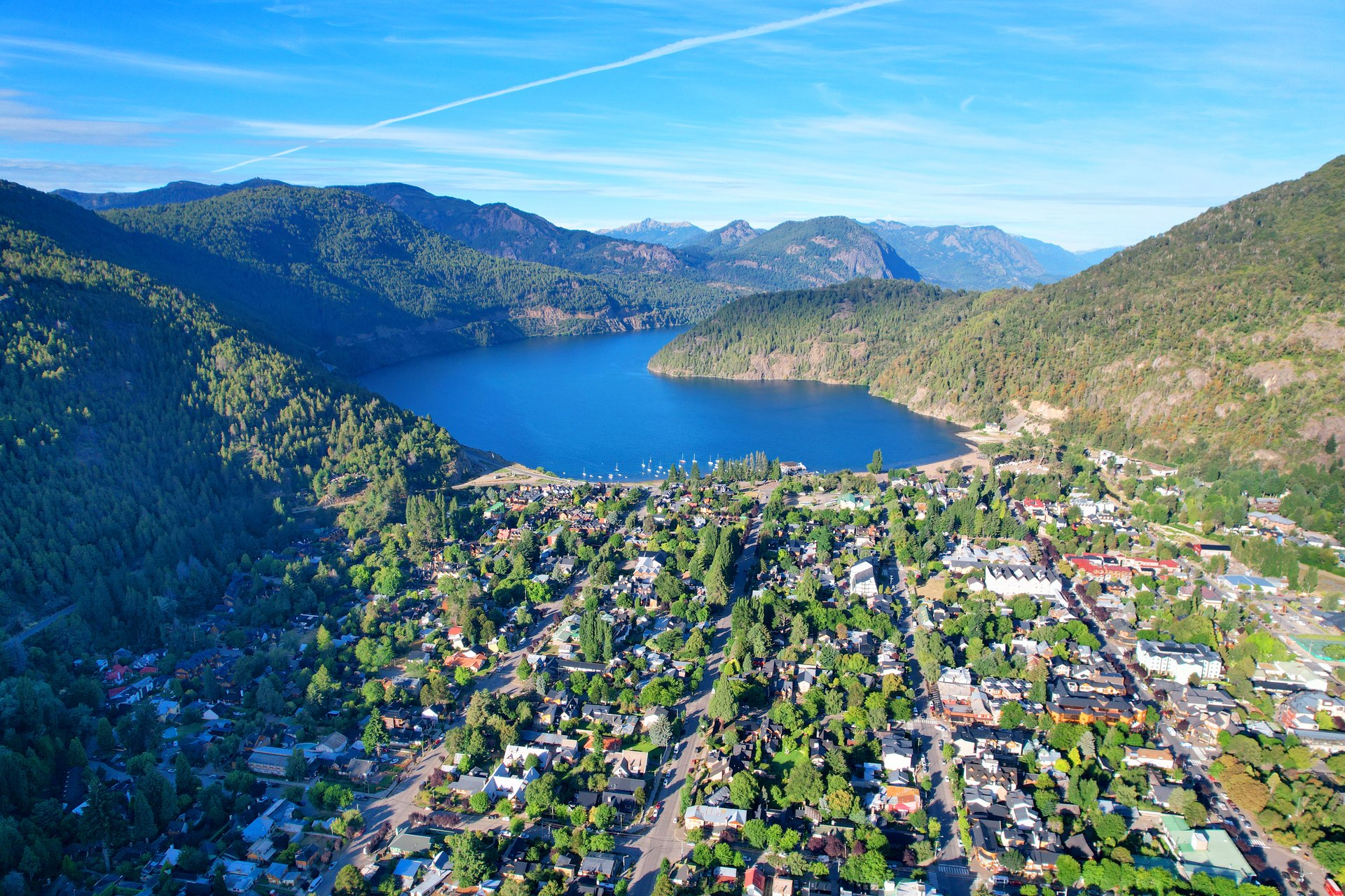 San Martín de los Andes y el lago Lácar desde el aire