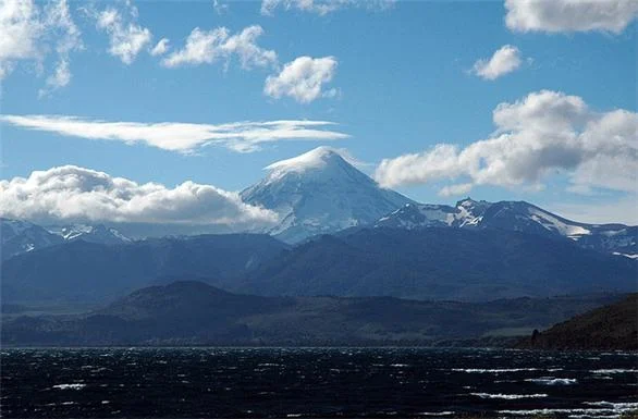 Huechulafquen y Volcán Lanín