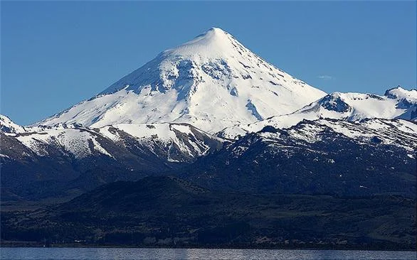Lago Tromen y Volcán Lanín