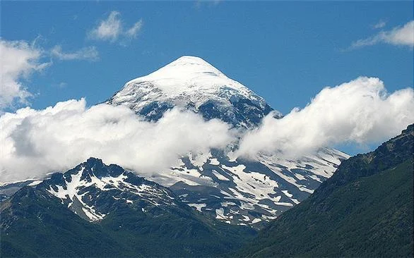 Lago Tromen y Volcán Lanín