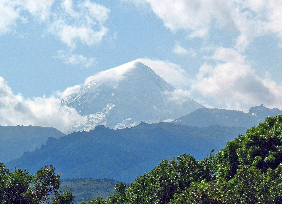 Lago Tromen y Volcán Lanín